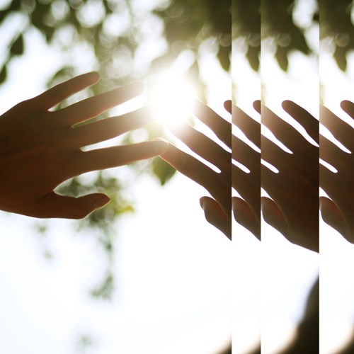Person streckt Hände gegen Sonnenlicht Environmental, Social and Governance